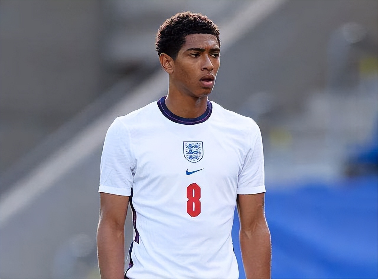 致敬CP3！快船主场球迷之墙摆满了保罗“空接之城”时期的球衣（向CP3致意！快船主场球迷墙挂满保罗“空接之城”时代球衣）