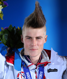 鲁媒：山东男篮外线有了明显补强 但内线的人员轮转问题需要重视（鲁媒：山东男篮外线增强显著，内线轮换隐忧不容忽视）