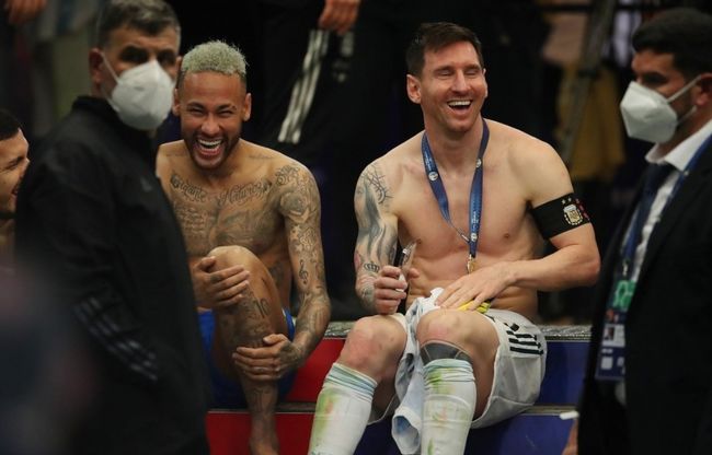 姆伯莫上赛季开始共打进21粒联赛非点球进球，位列欧洲第一（自上赛季开打至今，姆伯莫联赛非点球21球，高居欧洲第一）