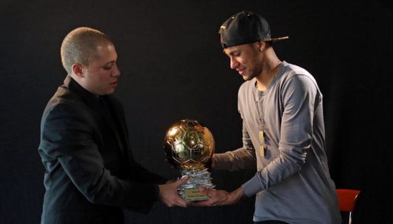 1次扛旗2次退赛！带伤出征的郑钦文，为何仍是湖北队的骄傲？（带伤仍前行：郑钦文一次扛旗两度退赛，何以依旧让湖北队自豪？）