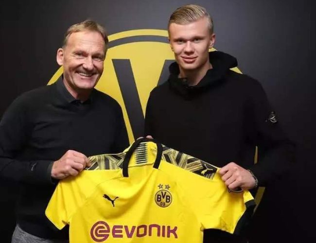 紧跟时事，韩国艺人在热刺vs纽卡看台模仿酷玩乐队观众出轨（紧跟热点：韩国艺人现身热刺vs纽卡看台，模仿酷玩演唱会“观众出轨”梗）