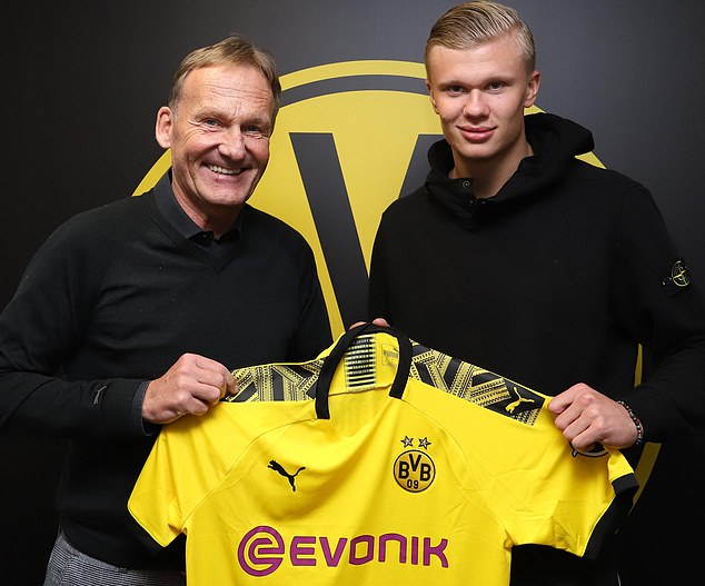 苏翊鸣在2025-2026赛季国际雪联单板滑雪世界杯北京站夺冠，以181.00分刷新个人最佳，连续完成三个1980度空翻，展现卓越实力。