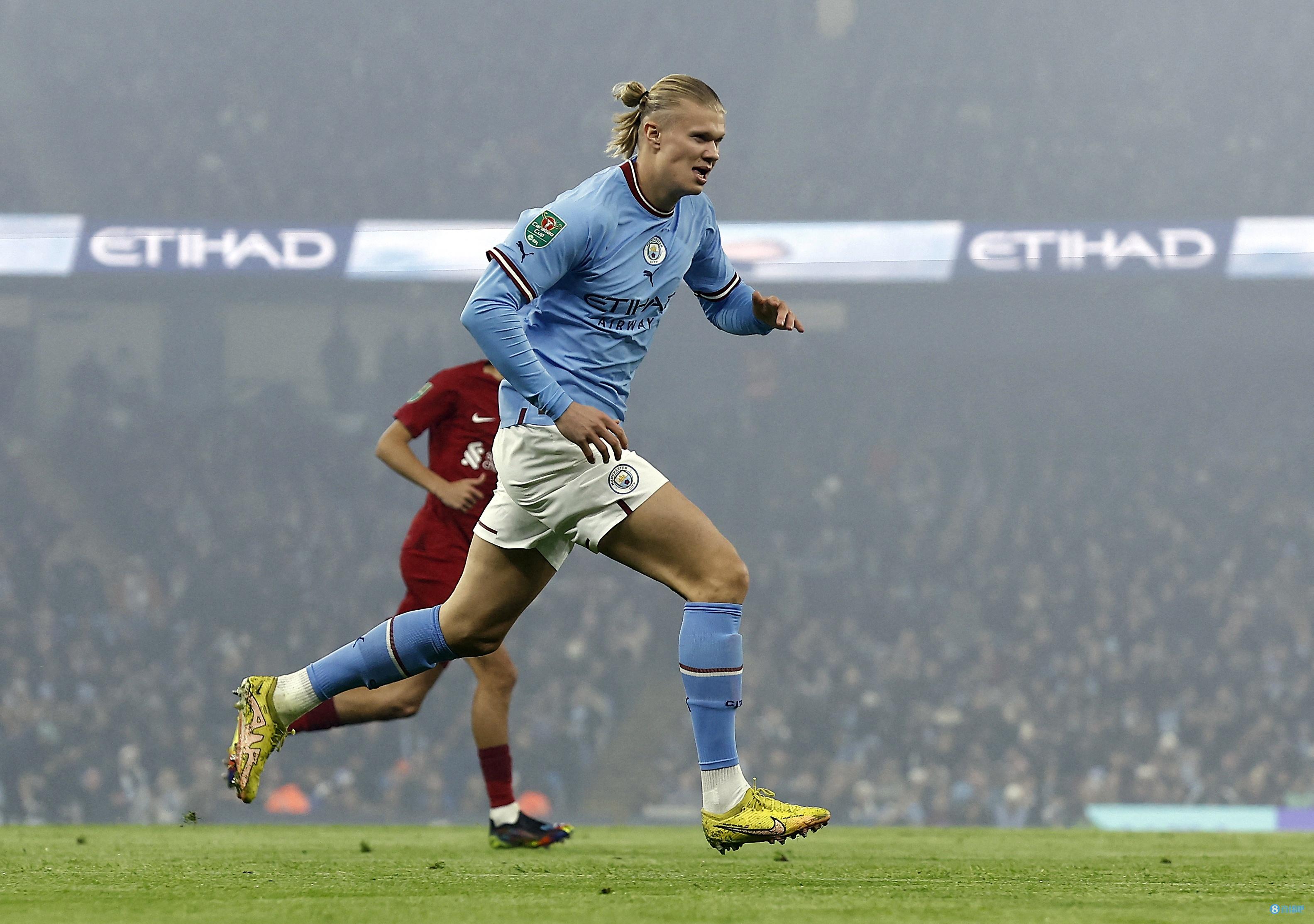 惊险一幕，马竞女足球员梅迪纳头部被膝盖撞到后失去意识（惊魂瞬间：马竞女足球员梅迪纳头部遭膝撞后当场失去意识）