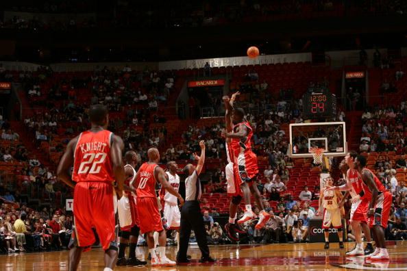 亚精英赛半场：陈威屡献神扑力保城池，海港0-0柔佛新山（亚精英赛半场：陈威高接低挡稳住阵脚，海港0-0暂平柔佛新山）