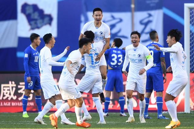 每体：法兰克福球迷在诺坎普制造骚乱，将面临欧足联的处罚（每体：法兰克福球迷在诺坎普引发混乱，或将遭欧足联惩处）