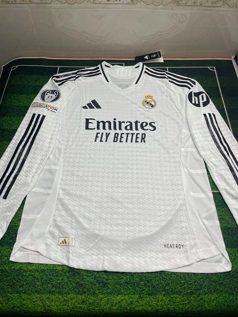 卡塔尔男足在小组赛中0-3爆冷负于突尼斯，遗憾出局，引发热议。（卡塔尔男足小组赛0比3不敌突尼斯遭淘汰，掀起热议）