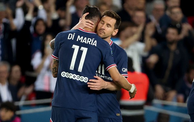 郎才女貌！英媒：库尔图瓦携妻子参加颁奖典礼，后者闪耀全场（英媒：库尔图瓦携妻亮相颁奖礼，太太光彩夺目）