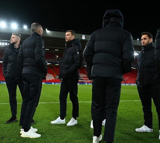 Hero扳平比分，菠萝关羽盯死敌方双c（Hero将比分扳平，菠萝关羽锁死对面双C）