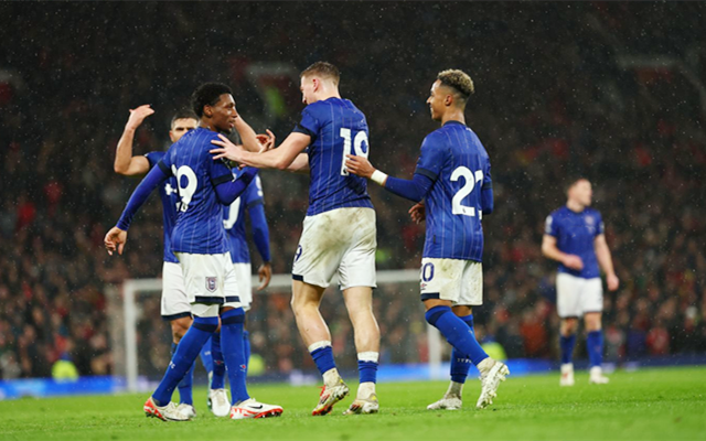 崩盘起因！利物浦上赛季英超场均丢1.1球，本赛季场均丢1.6球（崩盘之因？利物浦英超场均失球由上季1.1增至本季1.6）