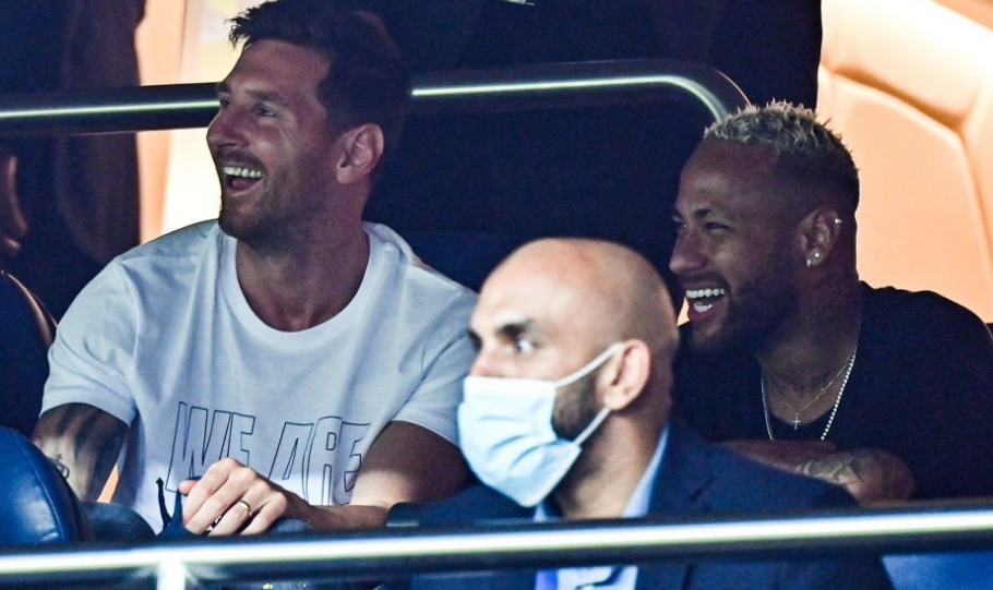 邮报：明年世界杯上下半场中段设强制补水时间，每次三分钟（《邮报》：明年世界杯将在上下半场中段增设3分钟强制补水暂停）