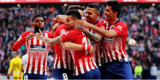 王刚随北京国安六年后终夺足协杯冠军，球迷泪洒现场（六年磨一剑，王刚随国安圆足协杯冠军梦，球迷现场落泪）